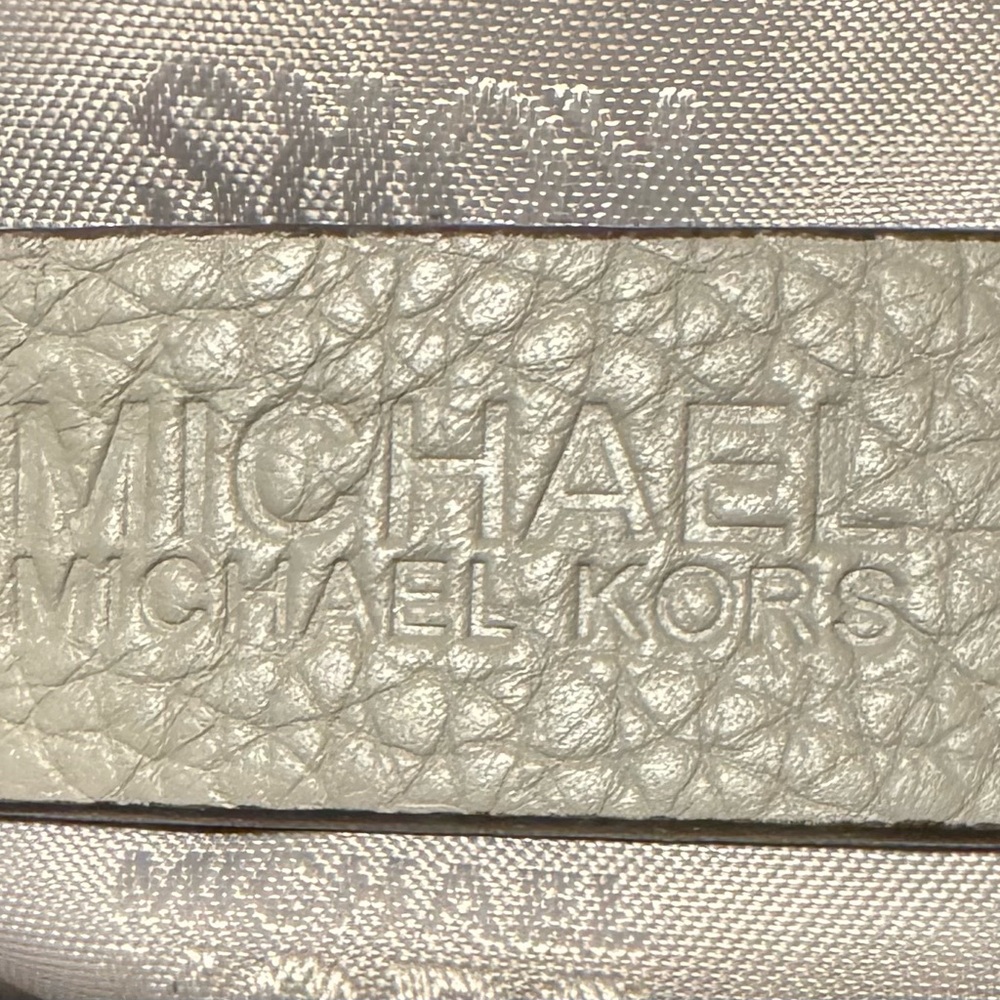 Michael Kors Gray Pebbled Leather Handbag in Excellent Condition! Preowned!! - Picture 4 of 8